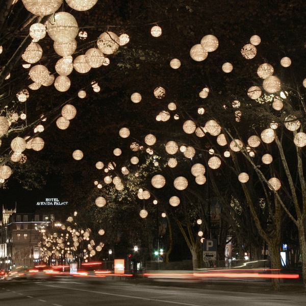 Bolas de polipropileno iluminadas, aplicadas em copas de árvores